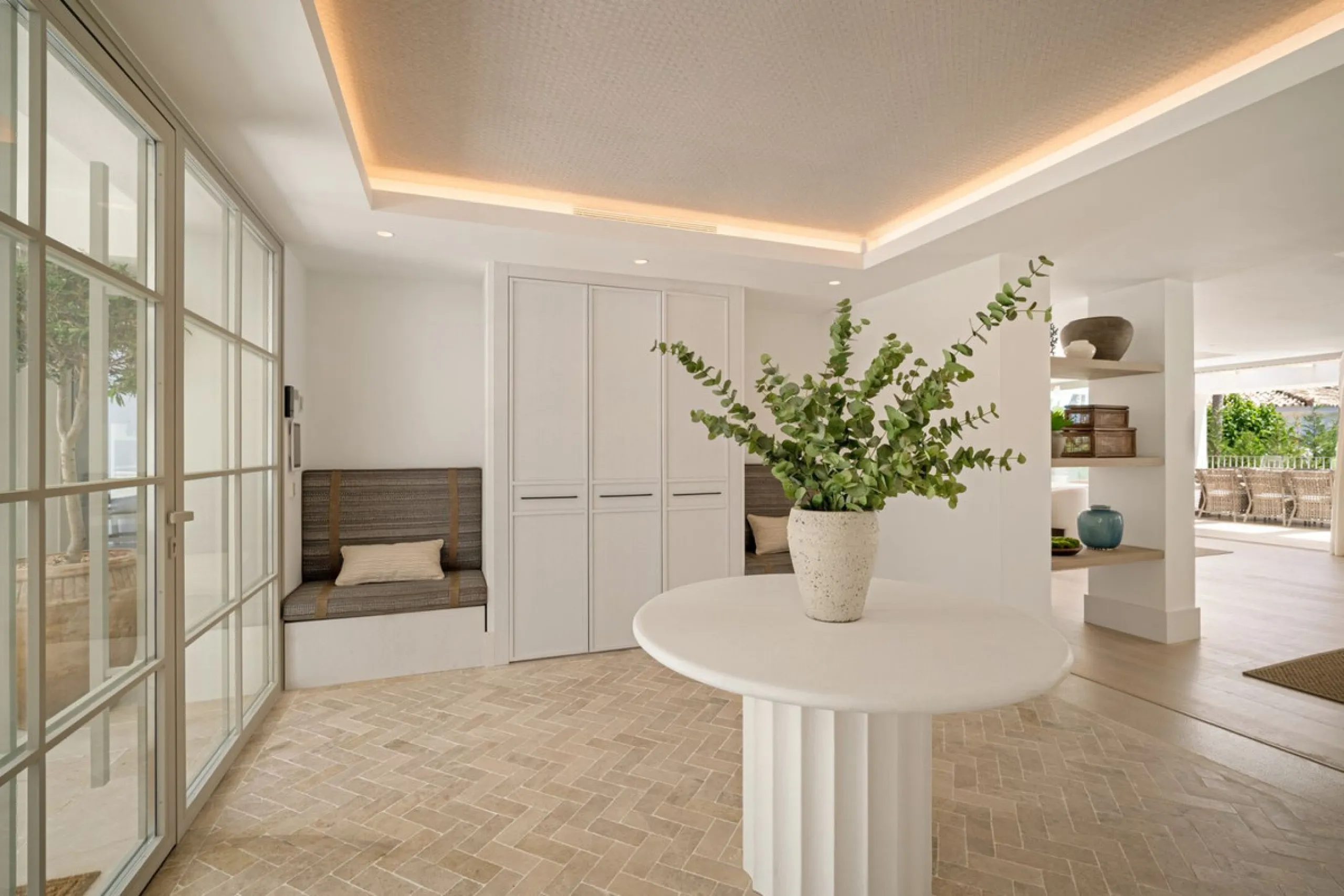 This villa is a refined, modern residence located in Rocío de Nagüeles, one of Marbella's most prestigious and private residential zones. Just minutes from the Golden Mile, the property sits on a 2,370 m² flat plot and offers 712 m² of built space thought