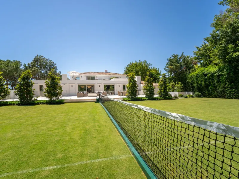 This villa is a refined, modern residence located in Rocío de Nagüeles, one of Marbella's most prestigious and private residential zones. Just minutes from the Golden Mile, the property sits on a 2,370 m² flat plot and offers 712 m² of built space thought