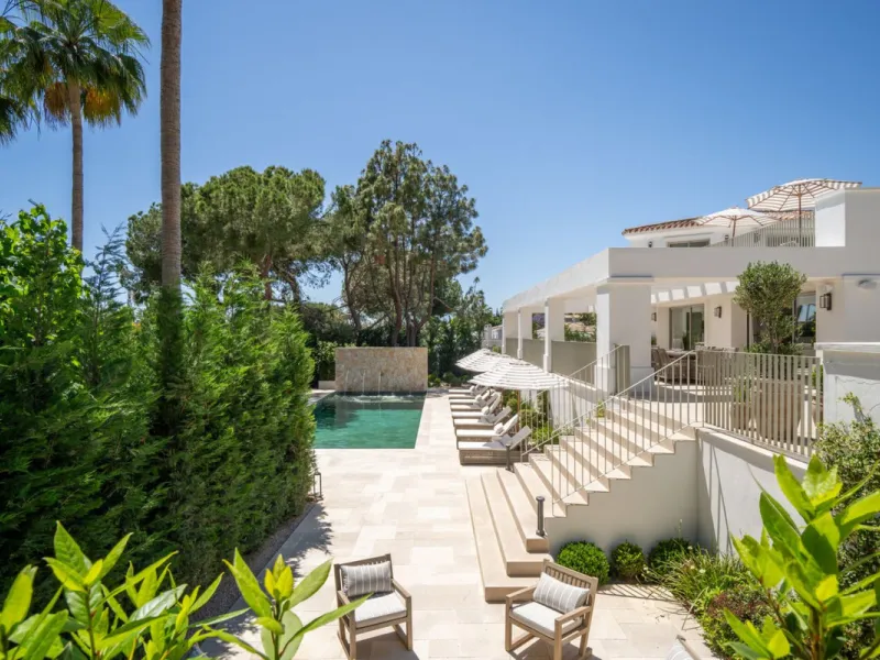 This villa is a refined, modern residence located in Rocío de Nagüeles, one of Marbella's most prestigious and private residential zones. Just minutes from the Golden Mile, the property sits on a 2,370 m² flat plot and offers 712 m² of built space thought