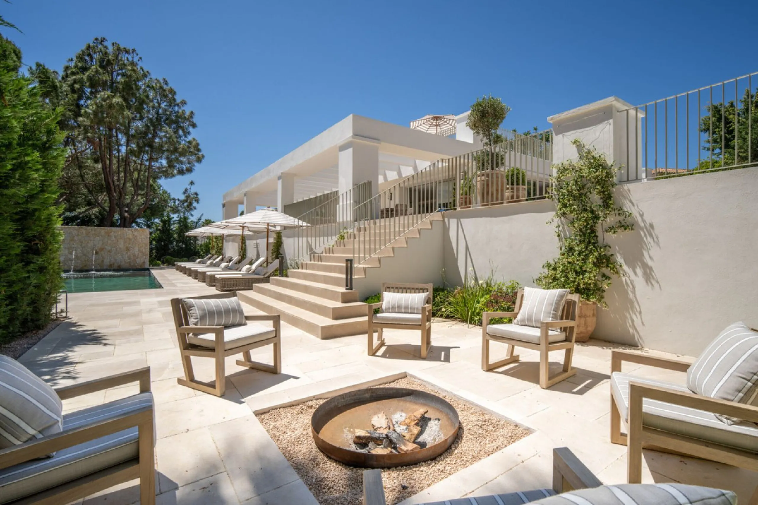 This villa is a refined, modern residence located in Rocío de Nagüeles, one of Marbella's most prestigious and private residential zones. Just minutes from the Golden Mile, the property sits on a 2,370 m² flat plot and offers 712 m² of built space thought