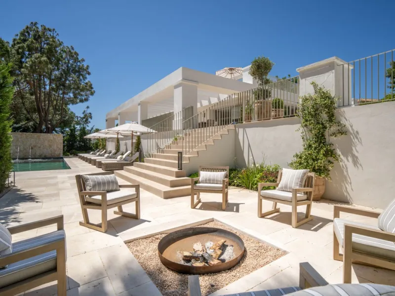 This villa is a refined, modern residence located in Rocío de Nagüeles, one of Marbella's most prestigious and private residential zones. Just minutes from the Golden Mile, the property sits on a 2,370 m² flat plot and offers 712 m² of built space thought