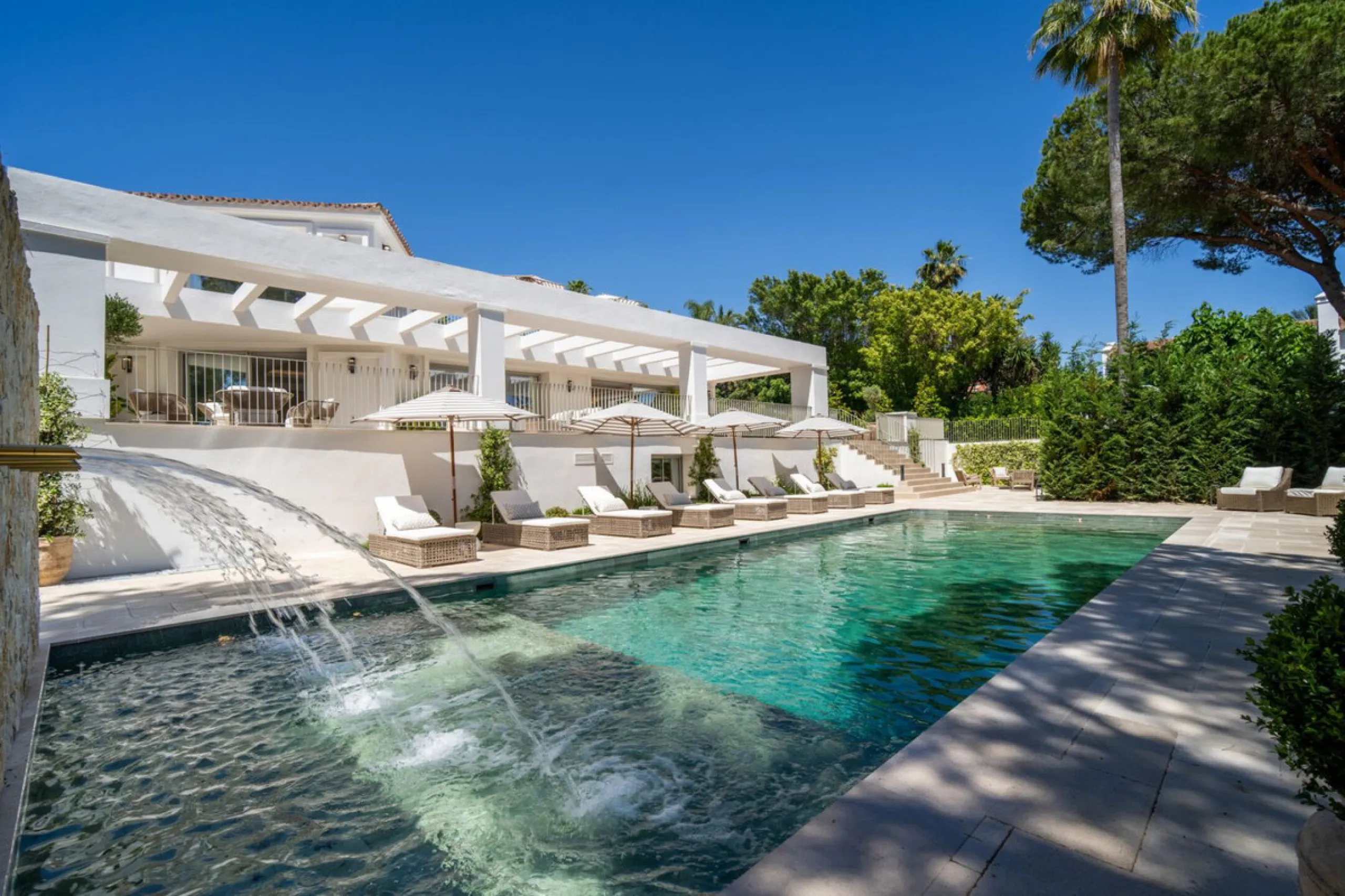 This villa is a refined, modern residence located in Rocío de Nagüeles, one of Marbella's most prestigious and private residential zones. Just minutes from the Golden Mile, the property sits on a 2,370 m² flat plot and offers 712 m² of built space thought