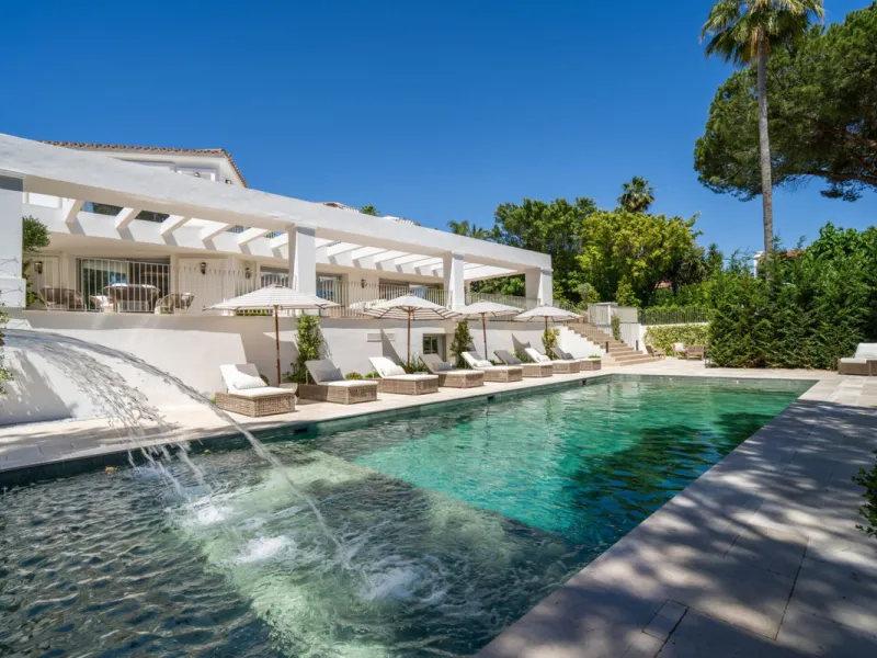 This villa is a refined, modern residence located in Rocío de Nagüeles, one of Marbella's most prestigious and private residential zones. Just minutes from the Golden Mile, the property sits on a 2,370 m² flat plot and offers 712 m² of built space thought