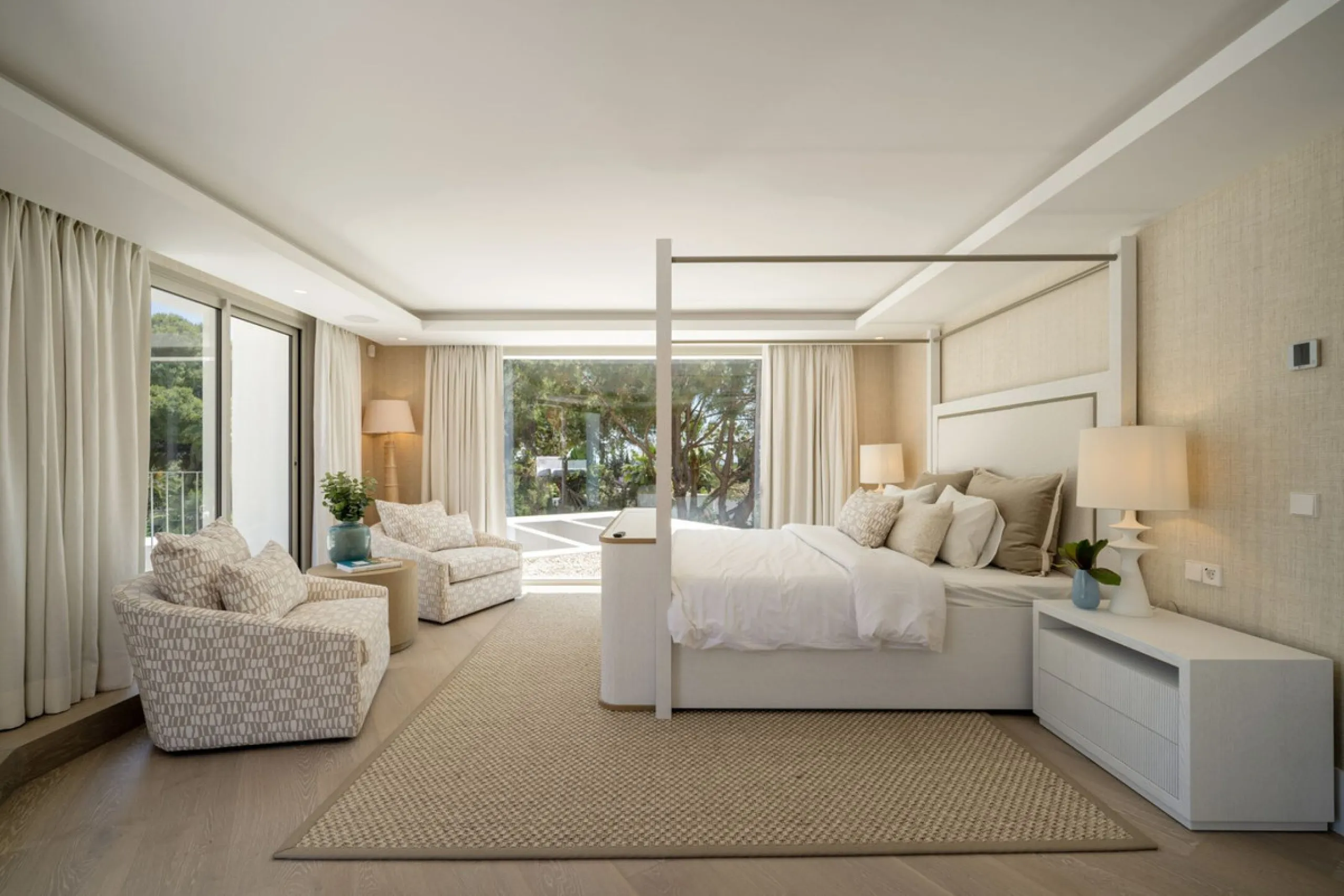 This villa is a refined, modern residence located in Rocío de Nagüeles, one of Marbella's most prestigious and private residential zones. Just minutes from the Golden Mile, the property sits on a 2,370 m² flat plot and offers 712 m² of built space thought