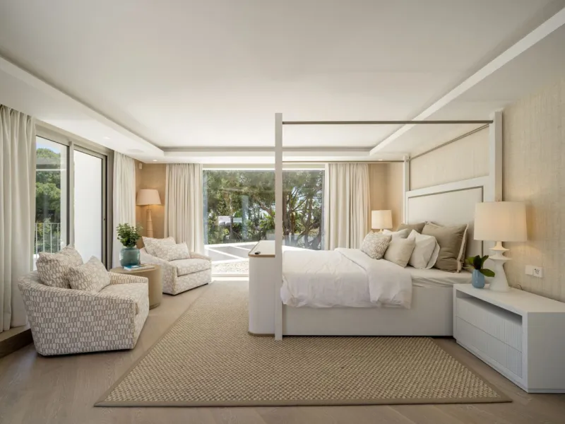 This villa is a refined, modern residence located in Rocío de Nagüeles, one of Marbella's most prestigious and private residential zones. Just minutes from the Golden Mile, the property sits on a 2,370 m² flat plot and offers 712 m² of built space thought