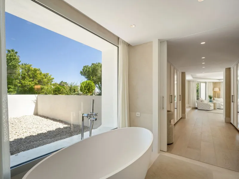 This villa is a refined, modern residence located in Rocío de Nagüeles, one of Marbella's most prestigious and private residential zones. Just minutes from the Golden Mile, the property sits on a 2,370 m² flat plot and offers 712 m² of built space thought