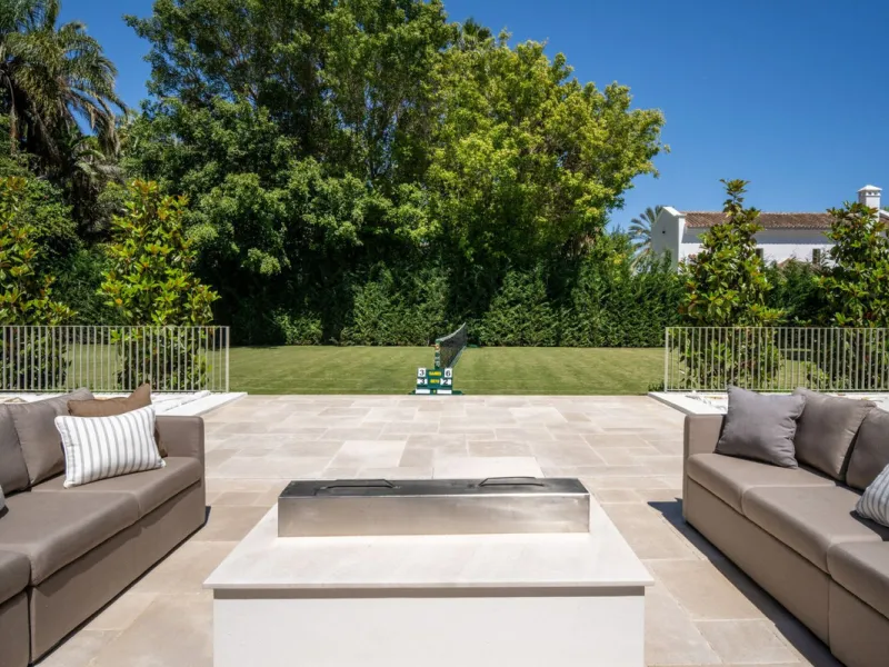 This villa is a refined, modern residence located in Rocío de Nagüeles, one of Marbella's most prestigious and private residential zones. Just minutes from the Golden Mile, the property sits on a 2,370 m² flat plot and offers 712 m² of built space thought