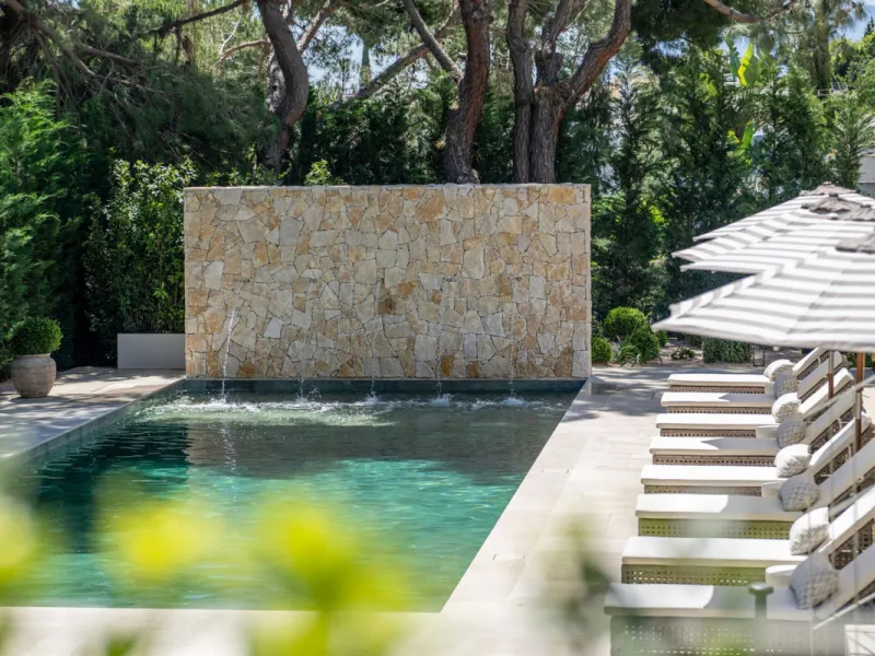 This villa is a refined, modern residence located in Rocío de Nagüeles, one of Marbella's most prestigious and private residential zones. Just minutes from the Golden Mile, the property sits on a 2,370 m² flat plot and offers 712 m² of built space thought