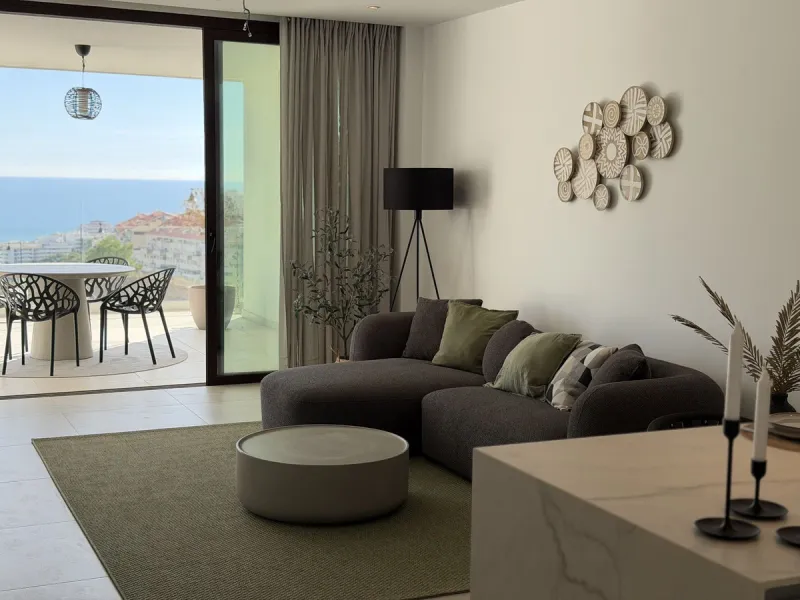 Genießen Sie das Küstenleben in dieser neu gebauten Erdgeschosswohnung mit 120 Quadratmetern im begehrten El Higuerón. Die Wohnung verfügt über zwei großzügige Schlafzimmer und zwei moderne Badezimmer, alles in Top-Qualität ausgeführt und mit ansprechendem Design