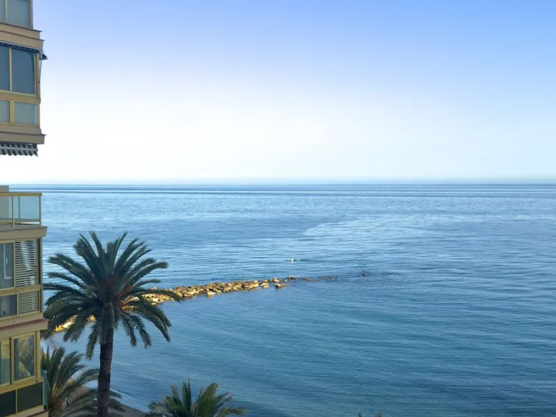 Wake up to the sound of the waves and enjoy Marbella's iconic lifestyle in this beautifully located 1-bedroom apartment, set on the first line of the beach in the very center of town.