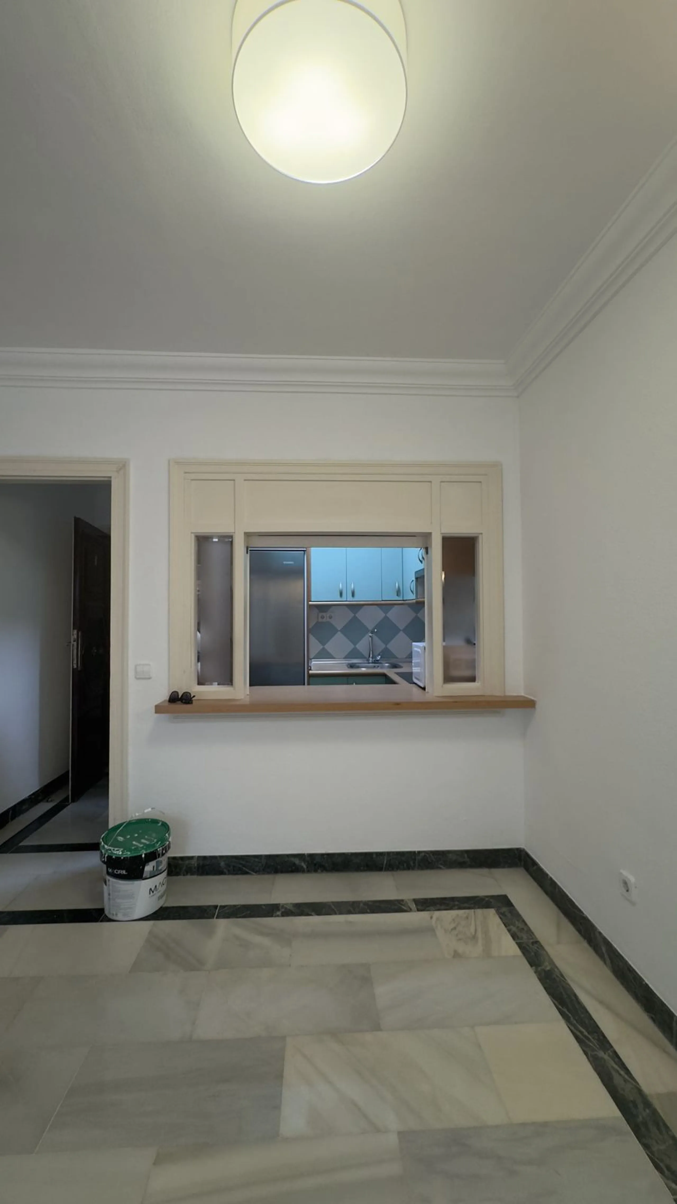 Wake up to the sound of the waves and enjoy Marbella's iconic lifestyle in this beautifully located 1-bedroom apartment, set on the first line of the beach in the very center of town.