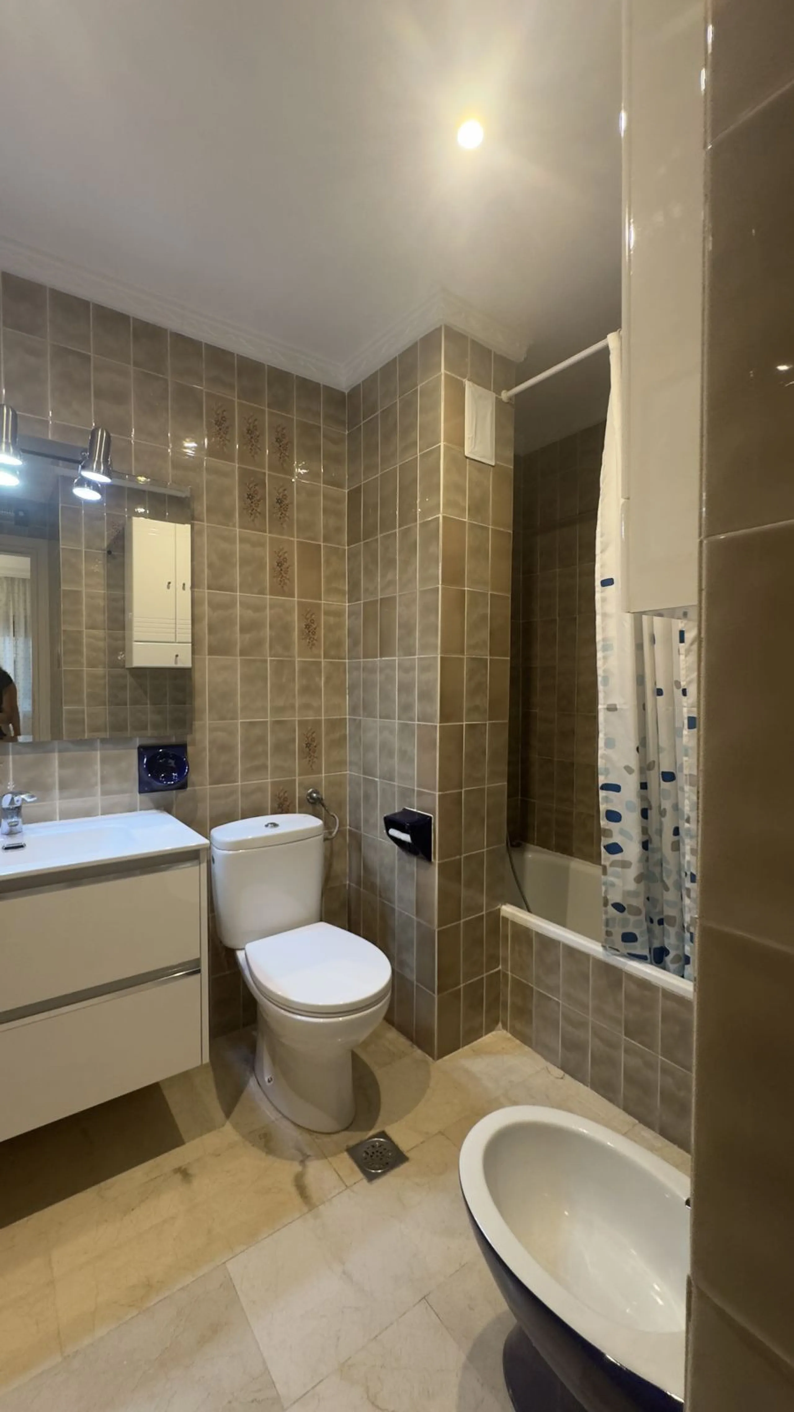Wake up to the sound of the waves and enjoy Marbella's iconic lifestyle in this beautifully located 1-bedroom apartment, set on the first line of the beach in the very center of town.