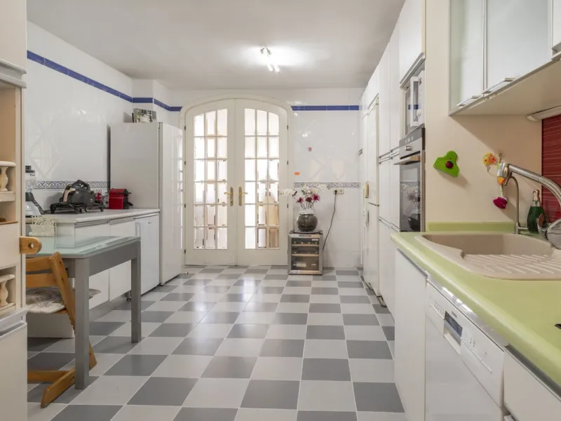 Apartment - Middle Floor Apartment в продаже в Málaga, Málaga. В доме 4 спален и 4 ванных комнат. Площадь дома 221 м²