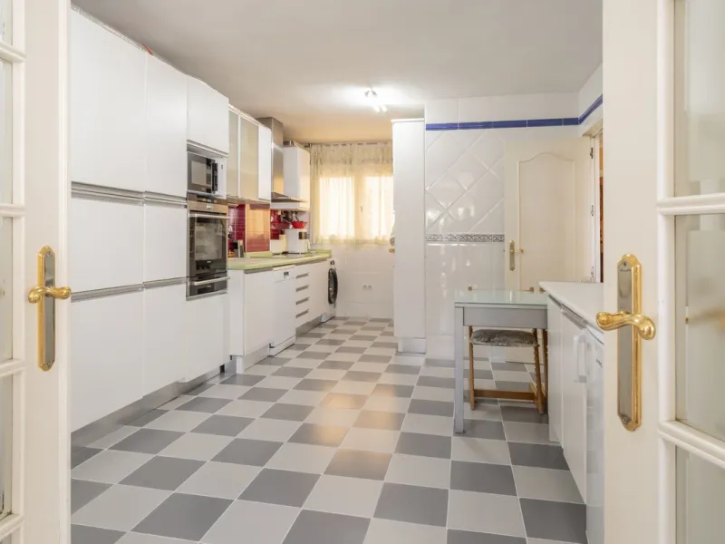 Apartment - Middle Floor Apartment в продаже в Málaga, Málaga. В доме 4 спален и 4 ванных комнат. Площадь дома 221 м²