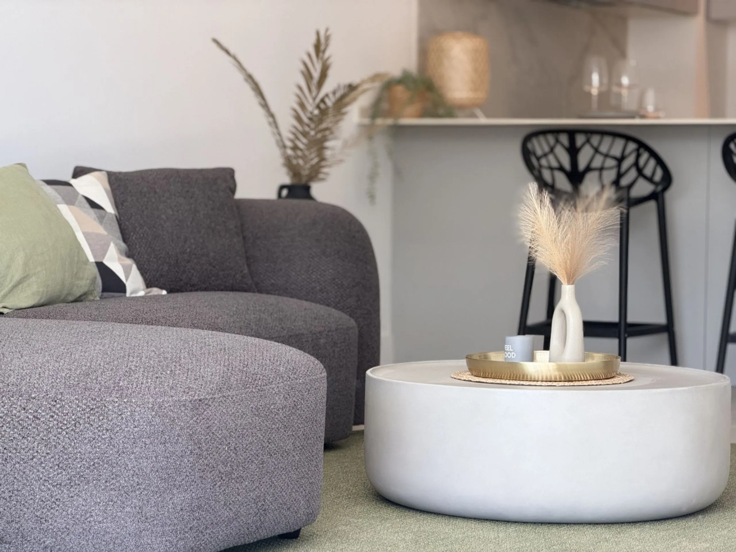 Genießen Sie das Küstenleben in dieser neu gebauten Erdgeschosswohnung mit 120 Quadratmetern im begehrten El Higuerón. Die Wohnung verfügt über zwei großzügige Schlafzimmer und zwei moderne Badezimmer, alles in Top-Qualität ausgeführt und mit ansprechendem Design