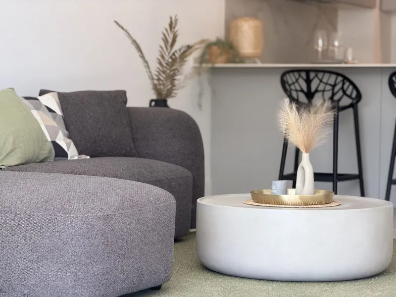 Genießen Sie das Küstenleben in dieser neu gebauten Erdgeschosswohnung mit 120 Quadratmetern im begehrten El Higuerón. Die Wohnung verfügt über zwei großzügige Schlafzimmer und zwei moderne Badezimmer, alles in Top-Qualität ausgeführt und mit ansprechendem Design