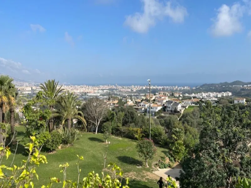 Fantastic residential land in Cerros del Aguila, boasting spectacular views of the sea and Fuengirola and its surroundings. It is a fantastic plot with a very good return per square meter (8,183 square meters of net roof).