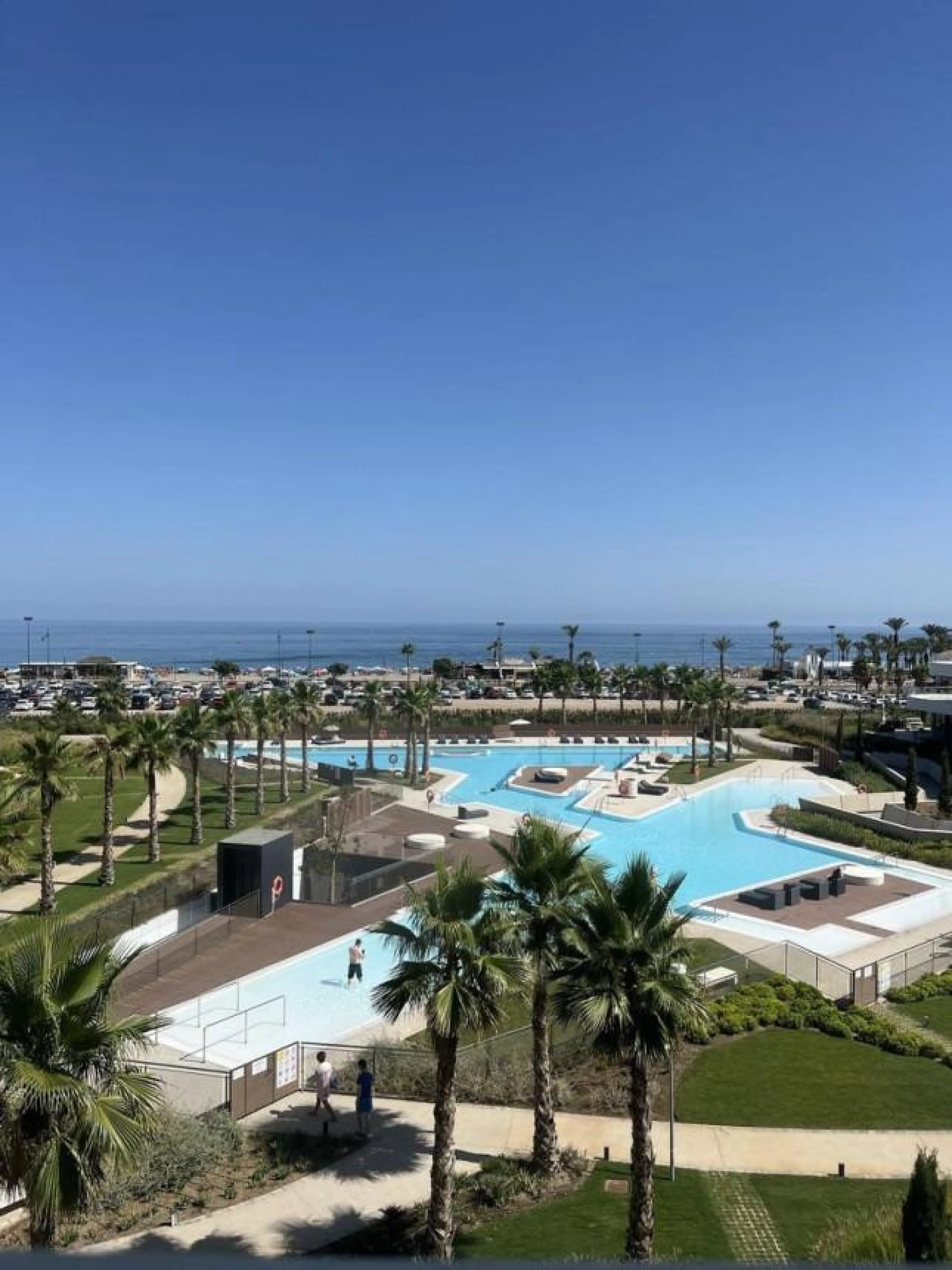 Eng.: A stunning beach apartment in an exclusive, newly built gated community on the 1st line of the beach. This elegantly furnished 3-bedroom apartment offers a unique opportunity for those looking for a stylish and comfortable home on the Costa del Sol.
