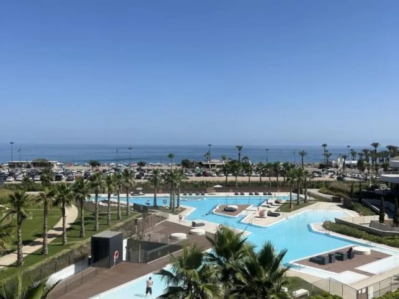 Eng.: A stunning beach apartment in an exclusive, newly built gated community on the 1st line of the beach. This elegantly furnished 3-bedroom apartment offers a unique opportunity for those looking for a stylish and comfortable home on the Costa del Sol.