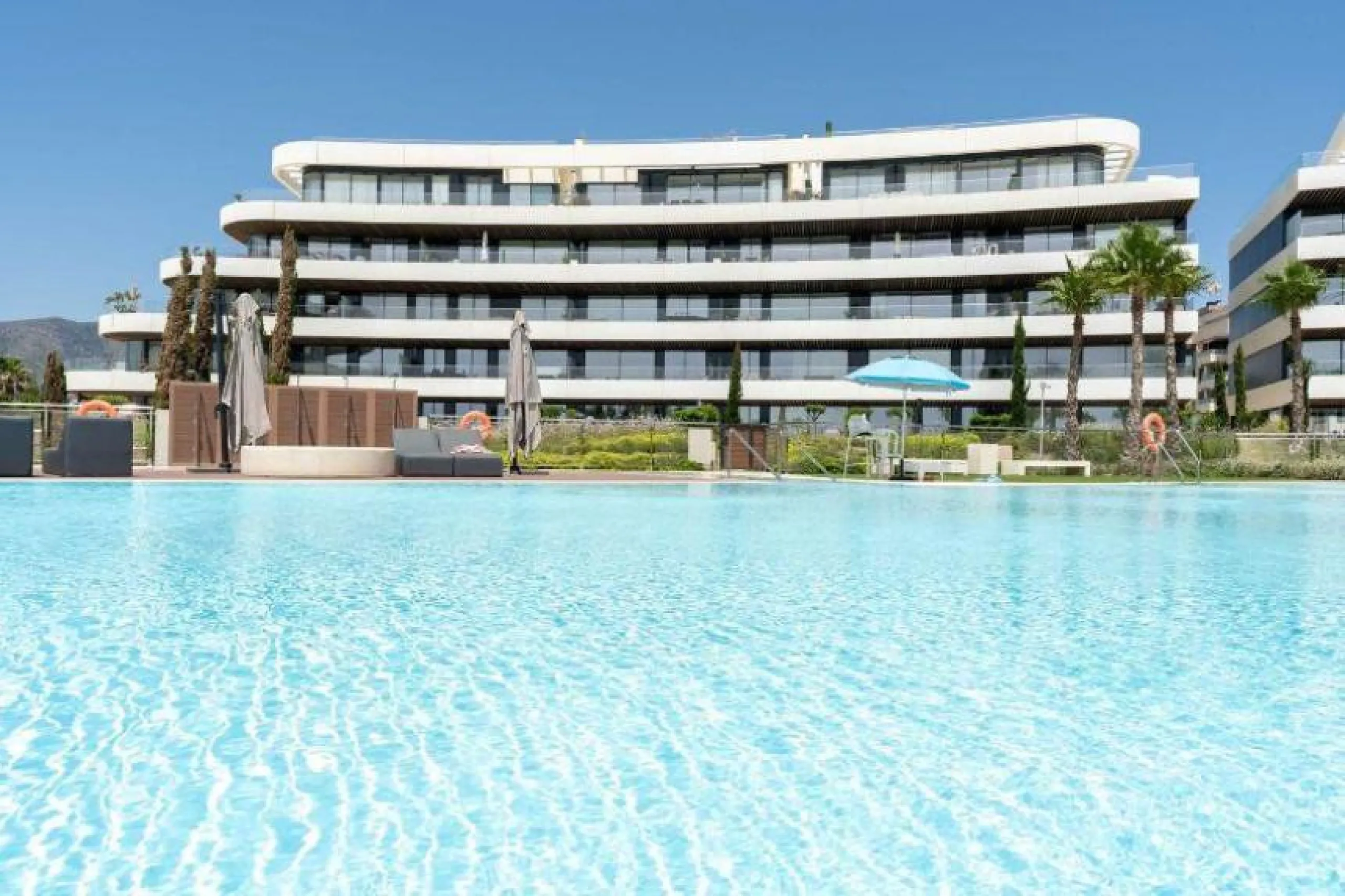 Eng.: A stunning beach apartment in an exclusive, newly built gated community on the 1st line of the beach. This elegantly furnished 3-bedroom apartment offers a unique opportunity for those looking for a stylish and comfortable home on the Costa del Sol.