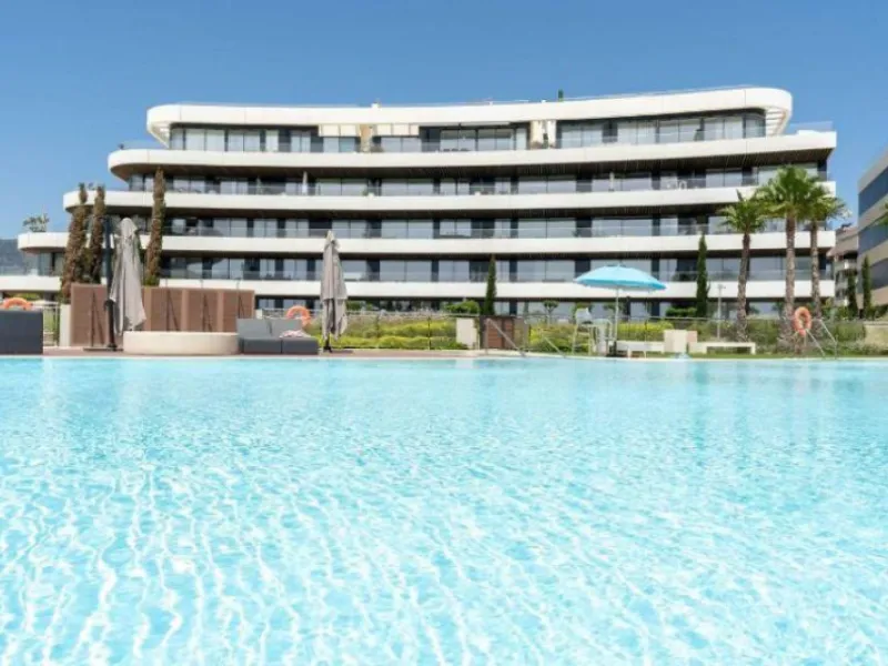 Eng.: A stunning beach apartment in an exclusive, newly built gated community on the 1st line of the beach. This elegantly furnished 3-bedroom apartment offers a unique opportunity for those looking for a stylish and comfortable home on the Costa del Sol.