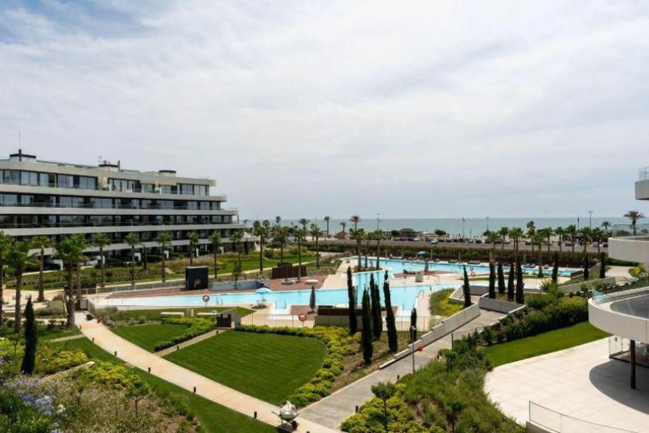 Eng.: A stunning beach apartment in an exclusive, newly built gated community on the 1st line of the beach. This elegantly furnished 3-bedroom apartment offers a unique opportunity for those looking for a stylish and comfortable home on the Costa del Sol.