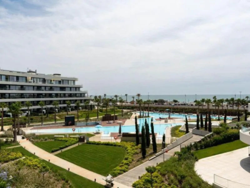 Eng.: A stunning beach apartment in an exclusive, newly built gated community on the 1st line of the beach. This elegantly furnished 3-bedroom apartment offers a unique opportunity for those looking for a stylish and comfortable home on the Costa del Sol.