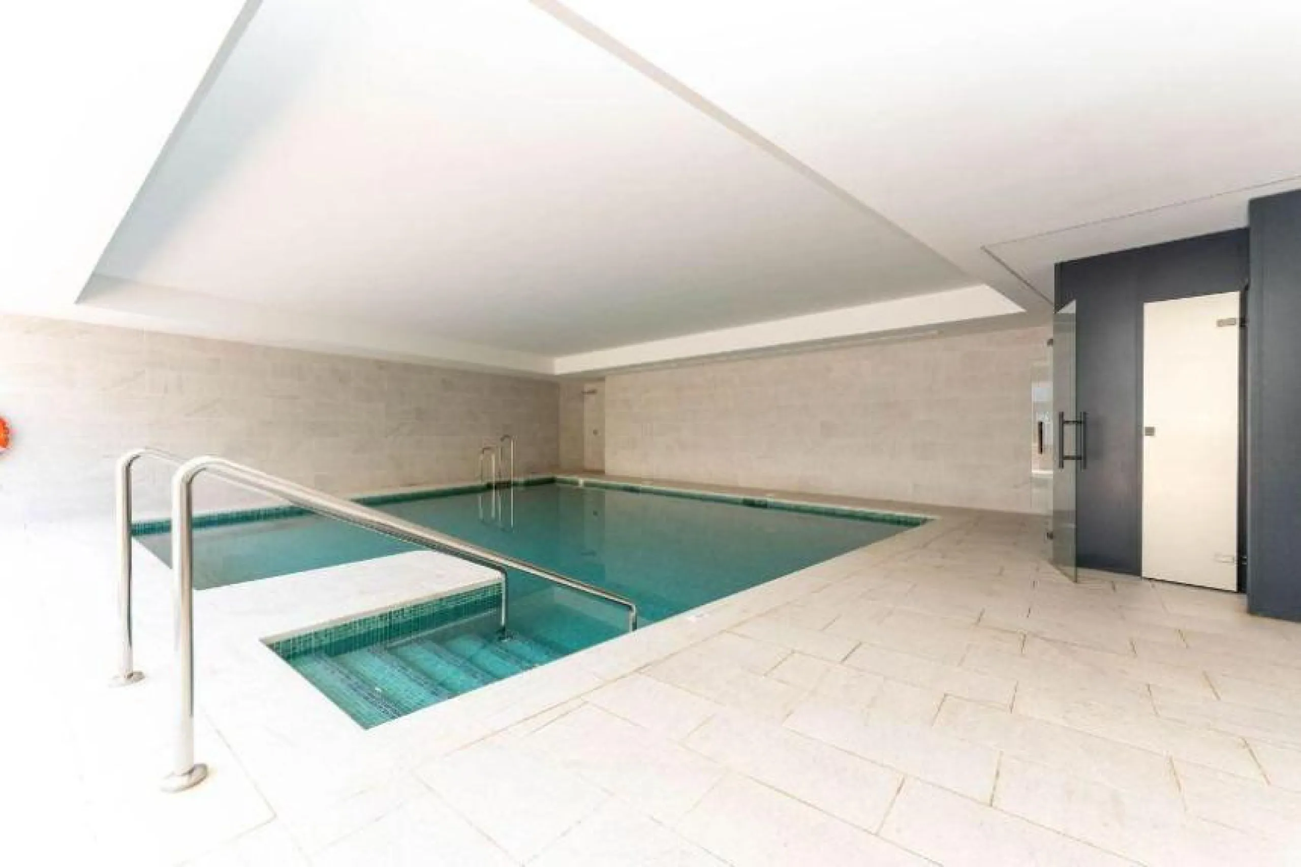 Eng.: A stunning beach apartment in an exclusive, newly built gated community on the 1st line of the beach. This elegantly furnished 3-bedroom apartment offers a unique opportunity for those looking for a stylish and comfortable home on the Costa del Sol.
