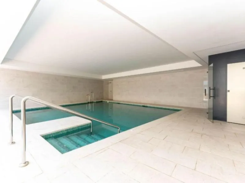 Eng.: A stunning beach apartment in an exclusive, newly built gated community on the 1st line of the beach. This elegantly furnished 3-bedroom apartment offers a unique opportunity for those looking for a stylish and comfortable home on the Costa del Sol.