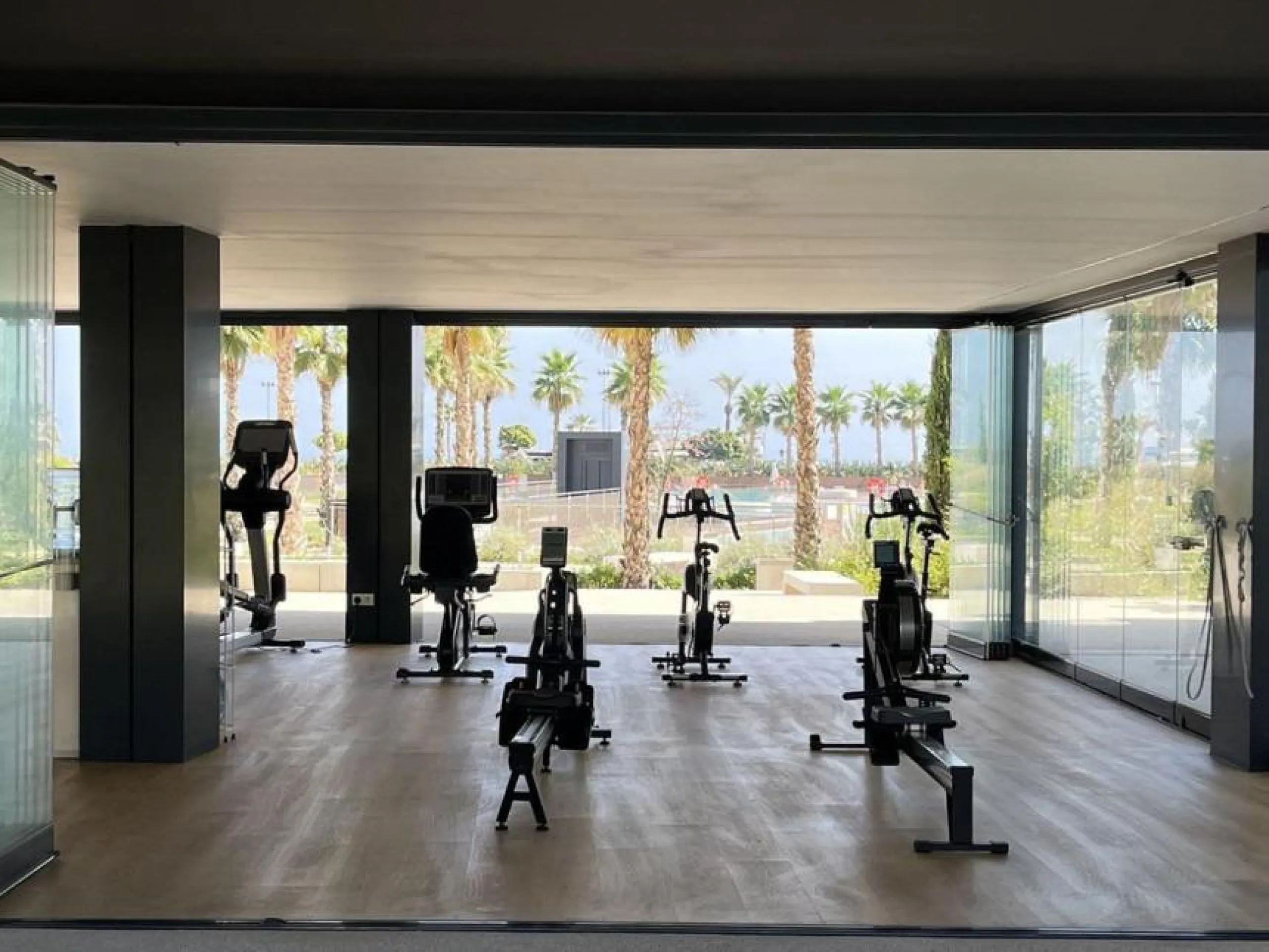 Eng.: A stunning beach apartment in an exclusive, newly built gated community on the 1st line of the beach. This elegantly furnished 3-bedroom apartment offers a unique opportunity for those looking for a stylish and comfortable home on the Costa del Sol.