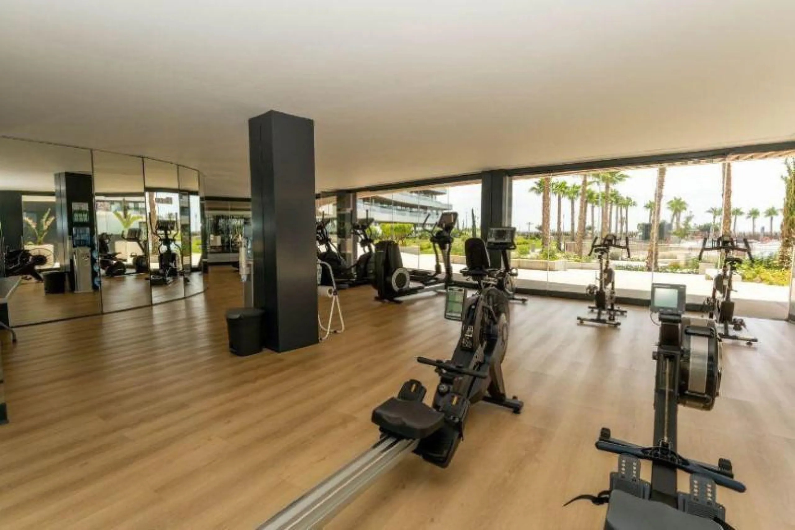 Eng.: A stunning beach apartment in an exclusive, newly built gated community on the 1st line of the beach. This elegantly furnished 3-bedroom apartment offers a unique opportunity for those looking for a stylish and comfortable home on the Costa del Sol.