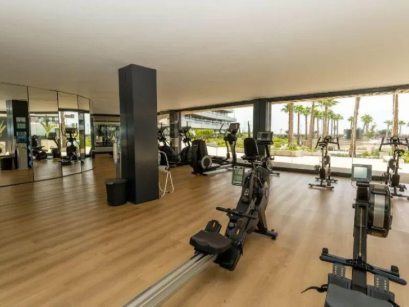 Eng.: A stunning beach apartment in an exclusive, newly built gated community on the 1st line of the beach. This elegantly furnished 3-bedroom apartment offers a unique opportunity for those looking for a stylish and comfortable home on the Costa del Sol.