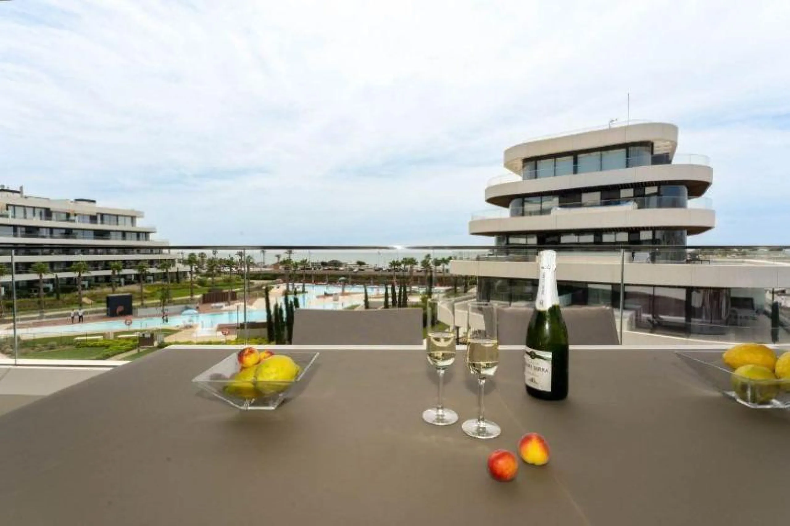 Eng.: A stunning beach apartment in an exclusive, newly built gated community on the 1st line of the beach. This elegantly furnished 3-bedroom apartment offers a unique opportunity for those looking for a stylish and comfortable home on the Costa del Sol.
