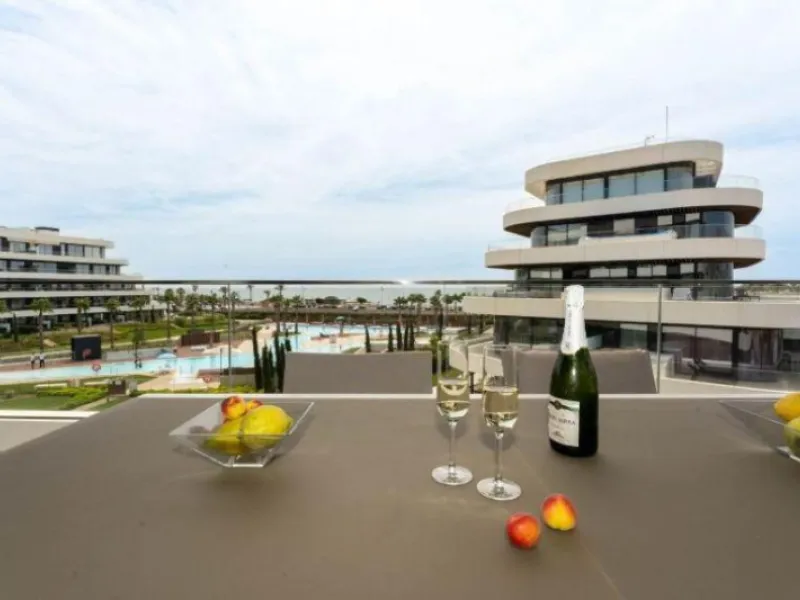 Eng.: A stunning beach apartment in an exclusive, newly built gated community on the 1st line of the beach. This elegantly furnished 3-bedroom apartment offers a unique opportunity for those looking for a stylish and comfortable home on the Costa del Sol.