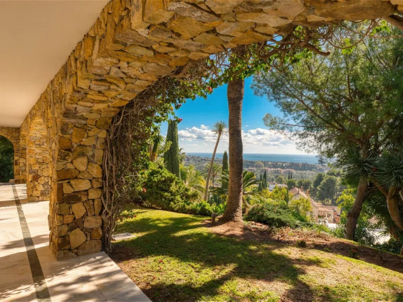 EXCEPTIONAL VILLA  WITH PANORAMIC SEA VIEWS