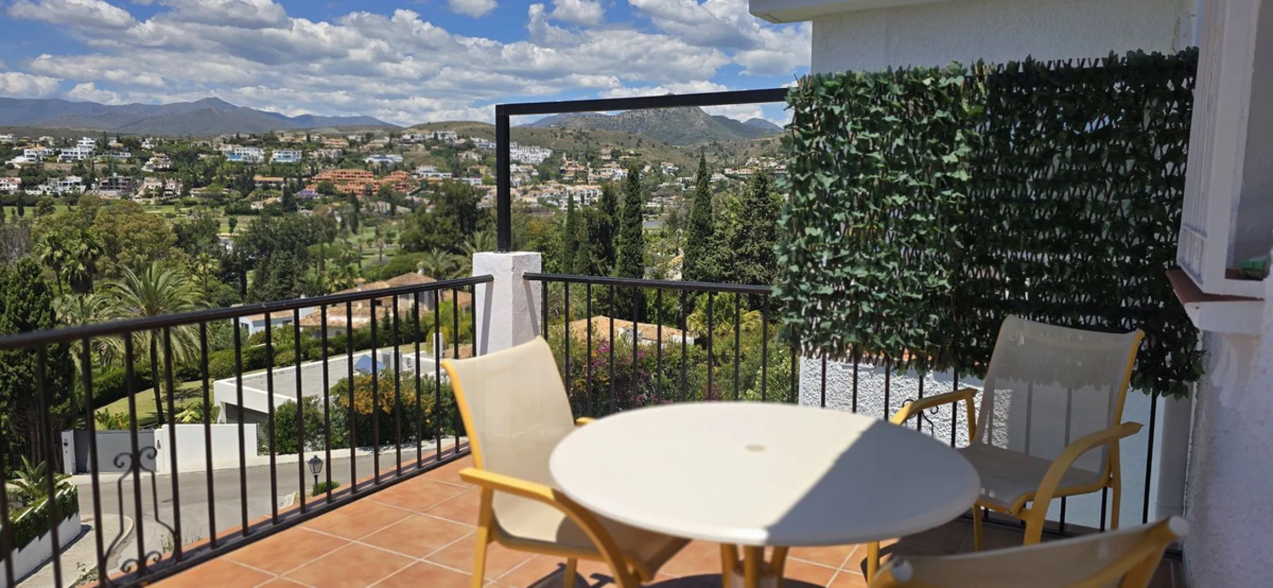 Apartment - Duplex в продаже в El Paraiso, Málaga. В доме 2 спален и 3 ванных комнат. Площадь дома 126 м²