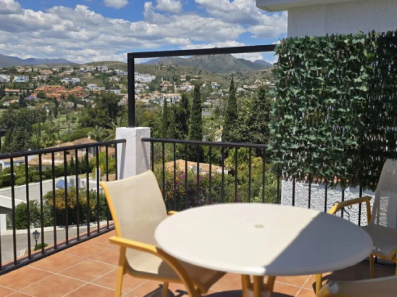 Apartment - Duplex в продаже в El Paraiso, Málaga. В доме 2 спален и 3 ванных комнат. Площадь дома 126 м²