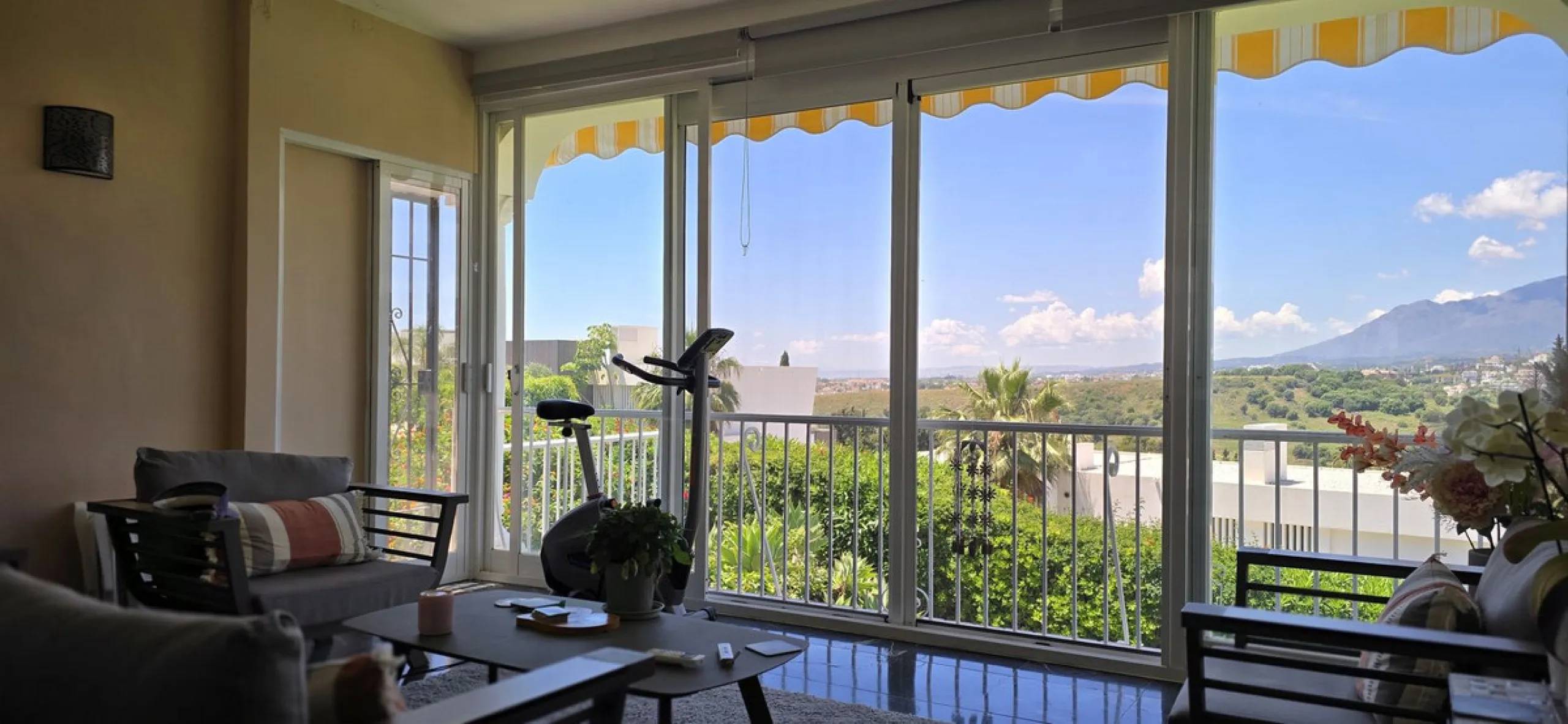 Apartment - Duplex в продаже в El Paraiso, Málaga. В доме 2 спален и 3 ванных комнат. Площадь дома 126 м²