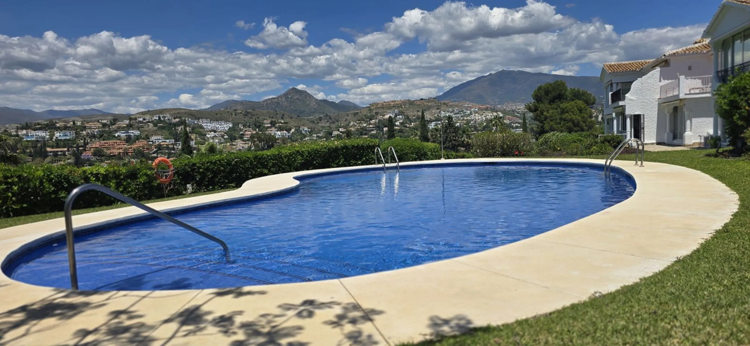 Apartment - Duplex в продаже в El Paraiso, Málaga. В доме 2 спален и 3 ванных комнат. Площадь дома 126 м²