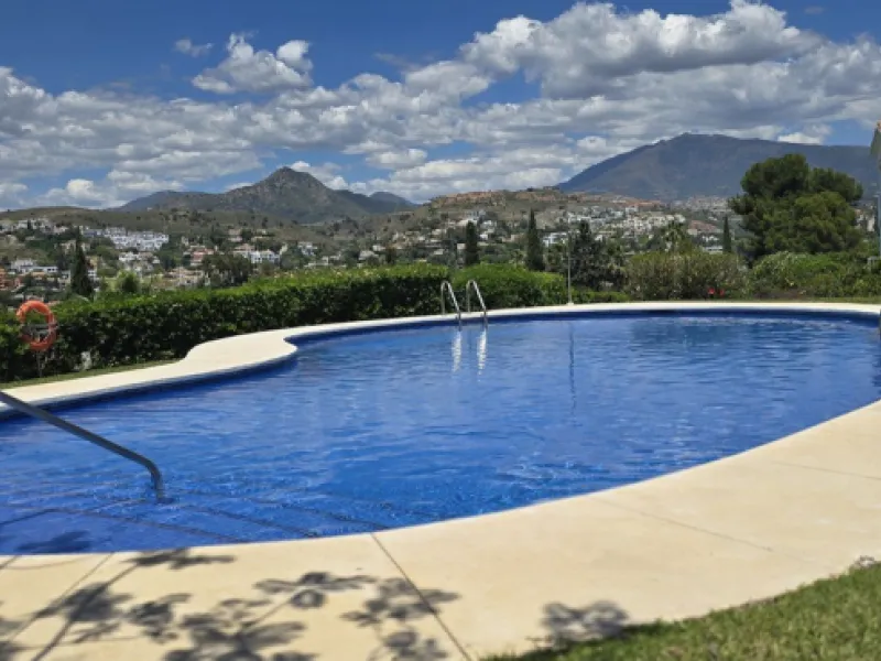 Apartment - Duplex в продаже в El Paraiso, Málaga. В доме 2 спален и 3 ванных комнат. Площадь дома 126 м²
