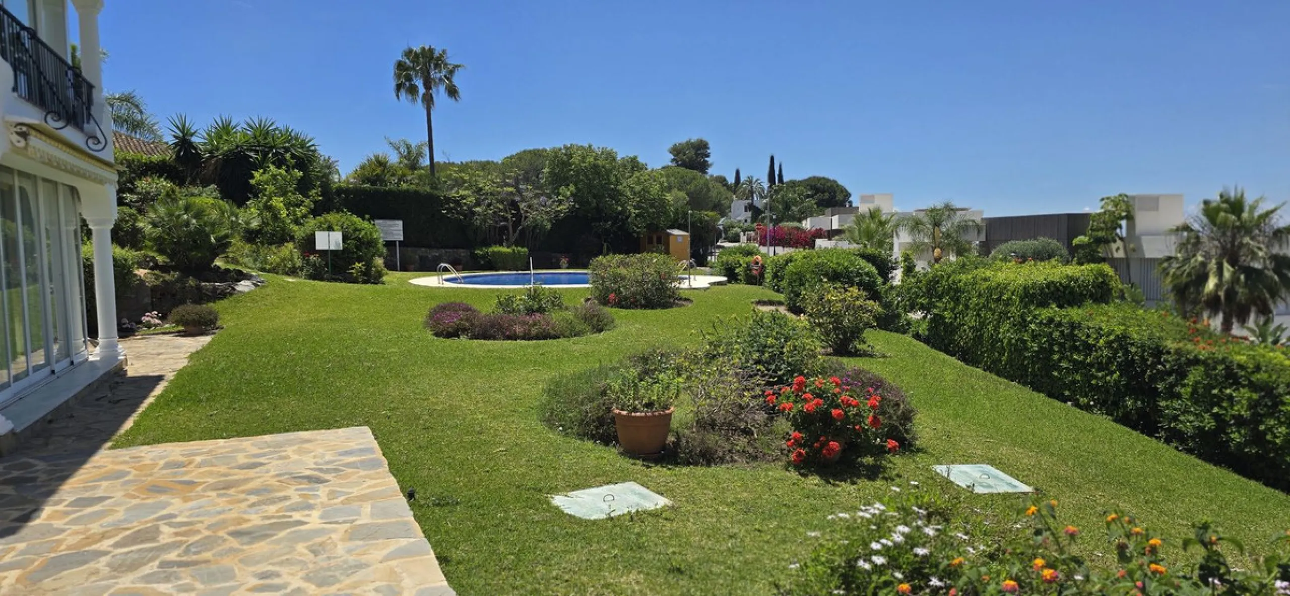 Apartment - Duplex в продаже в El Paraiso, Málaga. В доме 2 спален и 3 ванных комнат. Площадь дома 126 м²