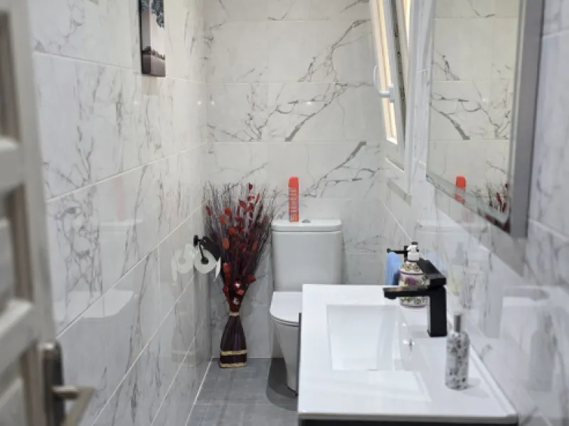 Apartment - Duplex в продаже в El Paraiso, Málaga. В доме 2 спален и 3 ванных комнат. Площадь дома 126 м²