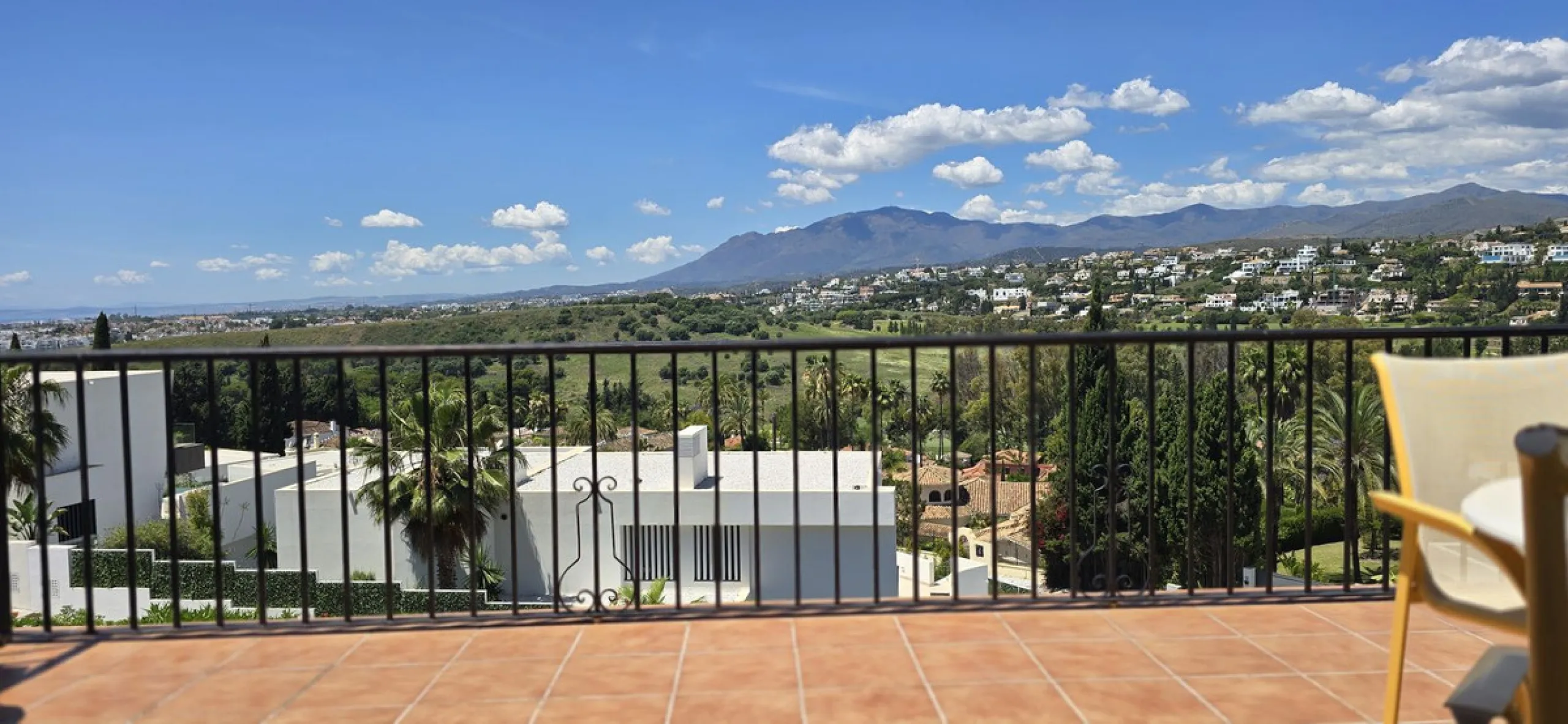 Apartment - Duplex в продаже в El Paraiso, Málaga. В доме 2 спален и 3 ванных комнат. Площадь дома 126 м²