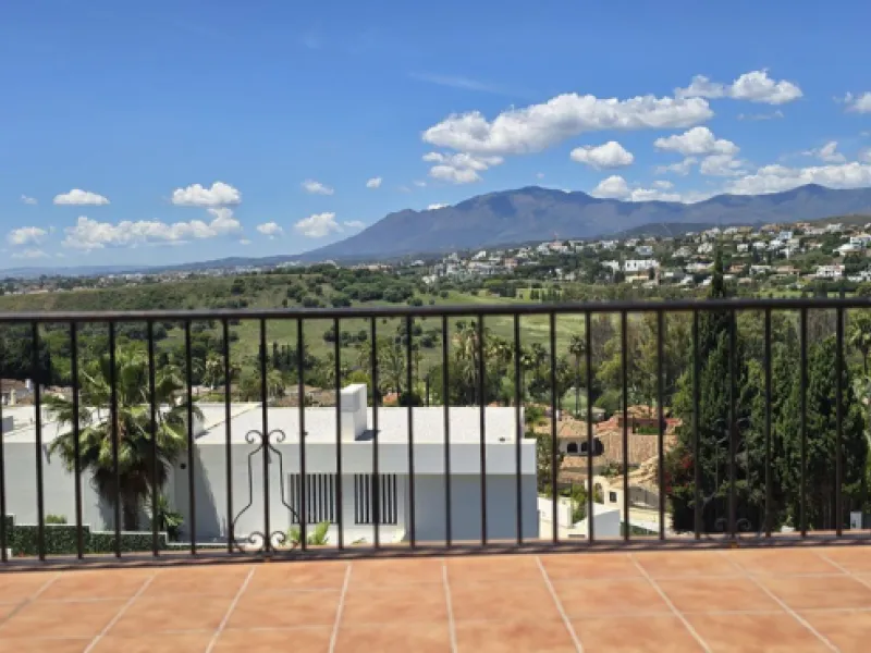 Apartment - Duplex в продаже в El Paraiso, Málaga. В доме 2 спален и 3 ванных комнат. Площадь дома 126 м²