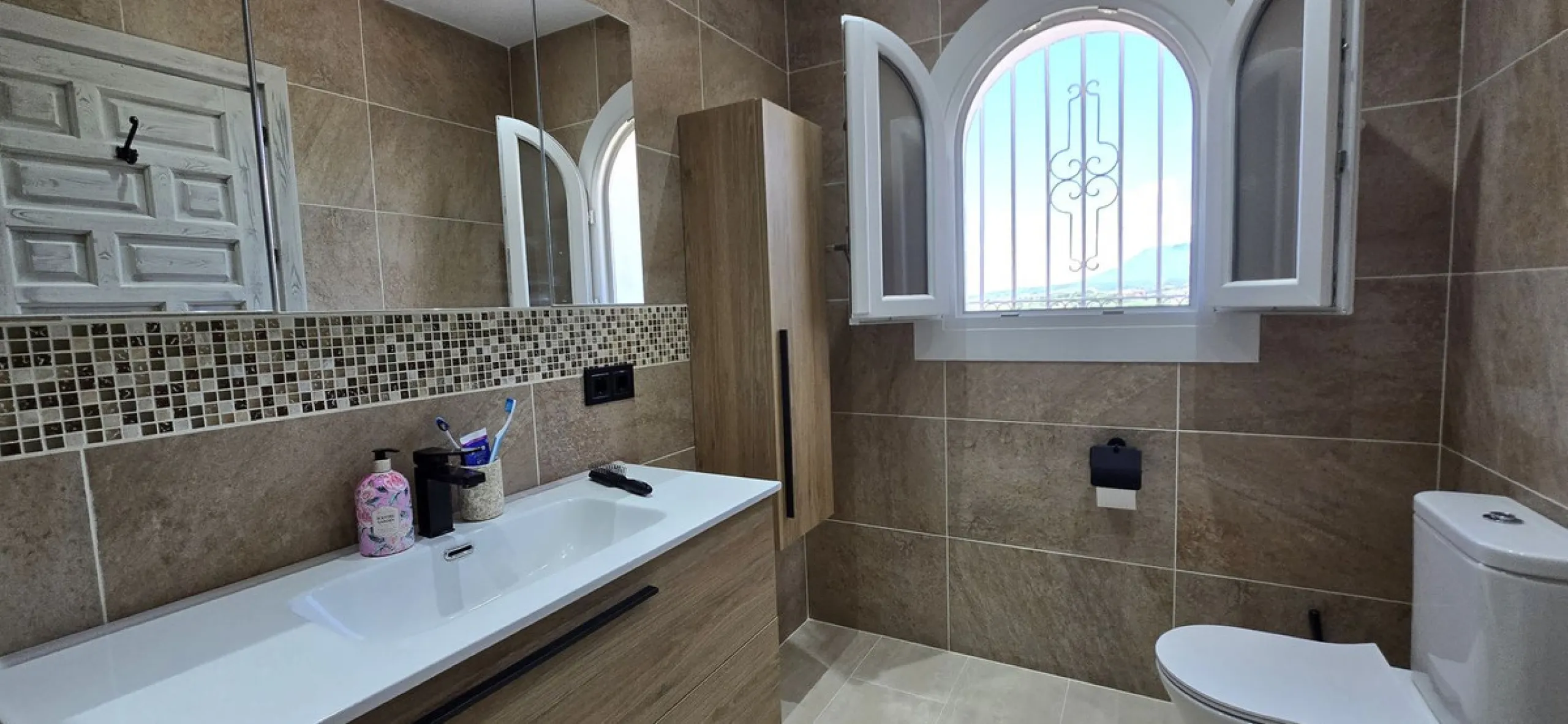 Apartment - Duplex в продаже в El Paraiso, Málaga. В доме 2 спален и 3 ванных комнат. Площадь дома 126 м²
