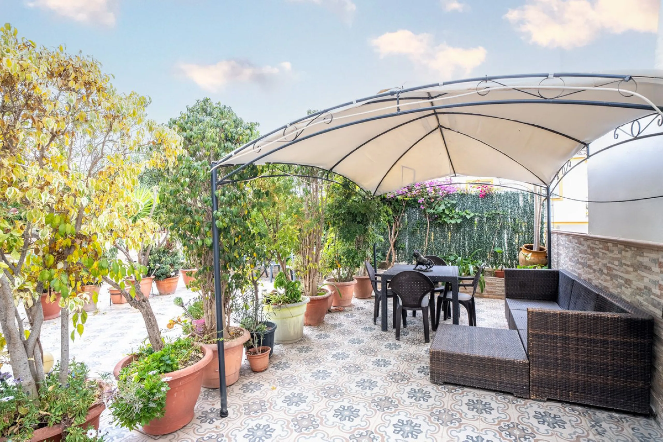 Beautiful semi-detached house in Estepona town close to all services, shops, restaurants, schools, sports
