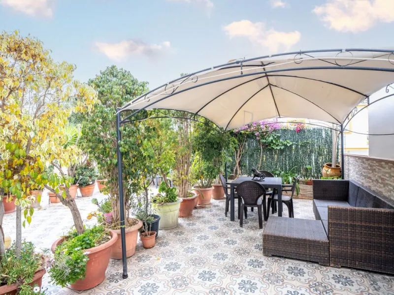 Beautiful semi-detached house in Estepona town close to all services, shops, restaurants, schools, sports