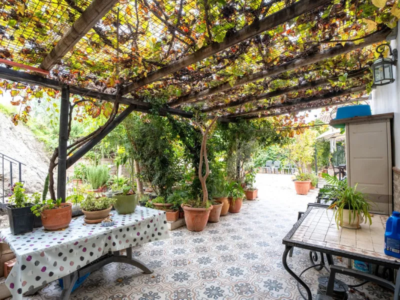Beautiful semi-detached house in Estepona town close to all services, shops, restaurants, schools, sports