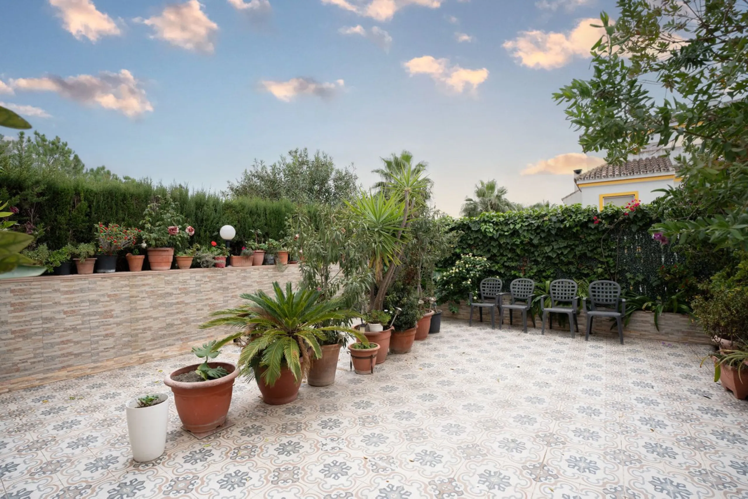 Beautiful semi-detached house in Estepona town close to all services, shops, restaurants, schools, sports