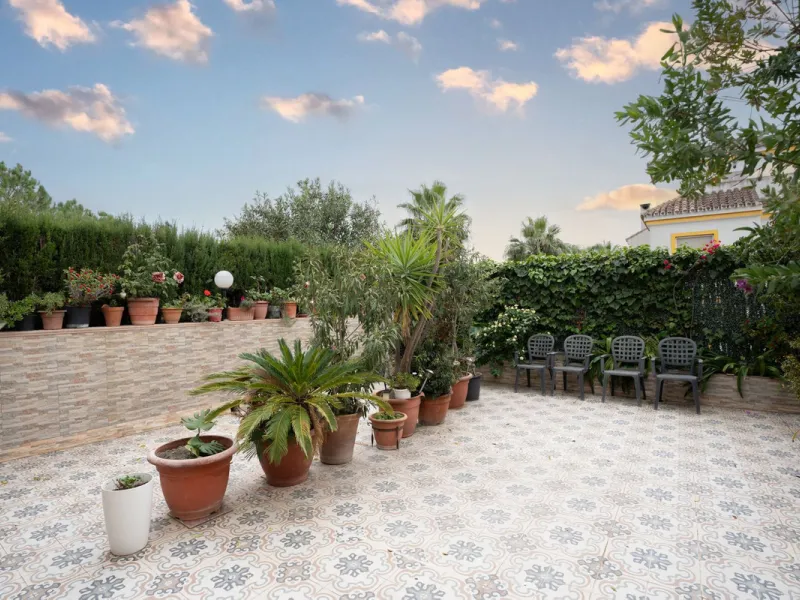 Beautiful semi-detached house in Estepona town close to all services, shops, restaurants, schools, sports